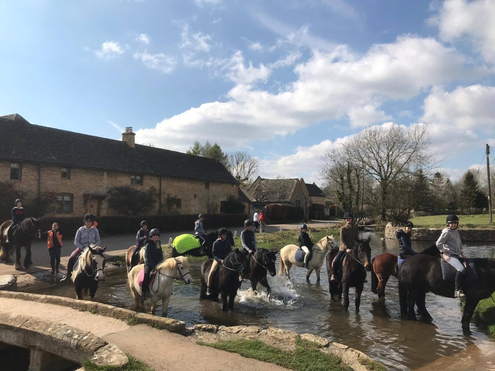 Bourton Vale Equestrian Centre – Scenic Horse Riding Experiences in the Cotswolds